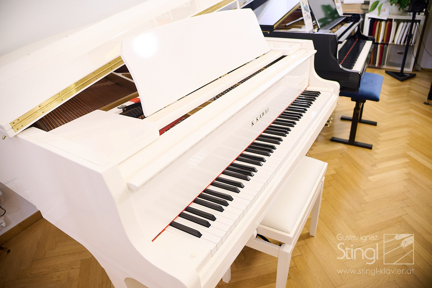 Weißes KAWAI Flügel