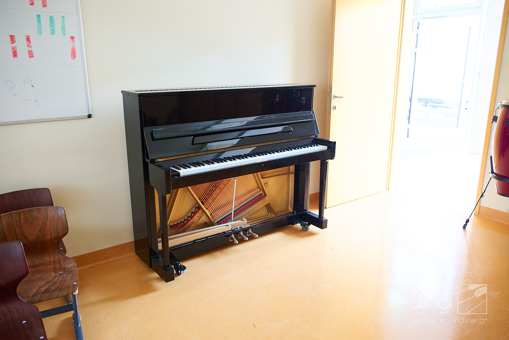 Klavier in Musikschule - mit Transportrollen